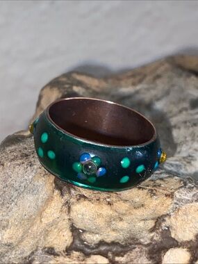 5/$10❤️❤️❤️Vintage 80s Green Floral Enamel on Brass Dome Ring